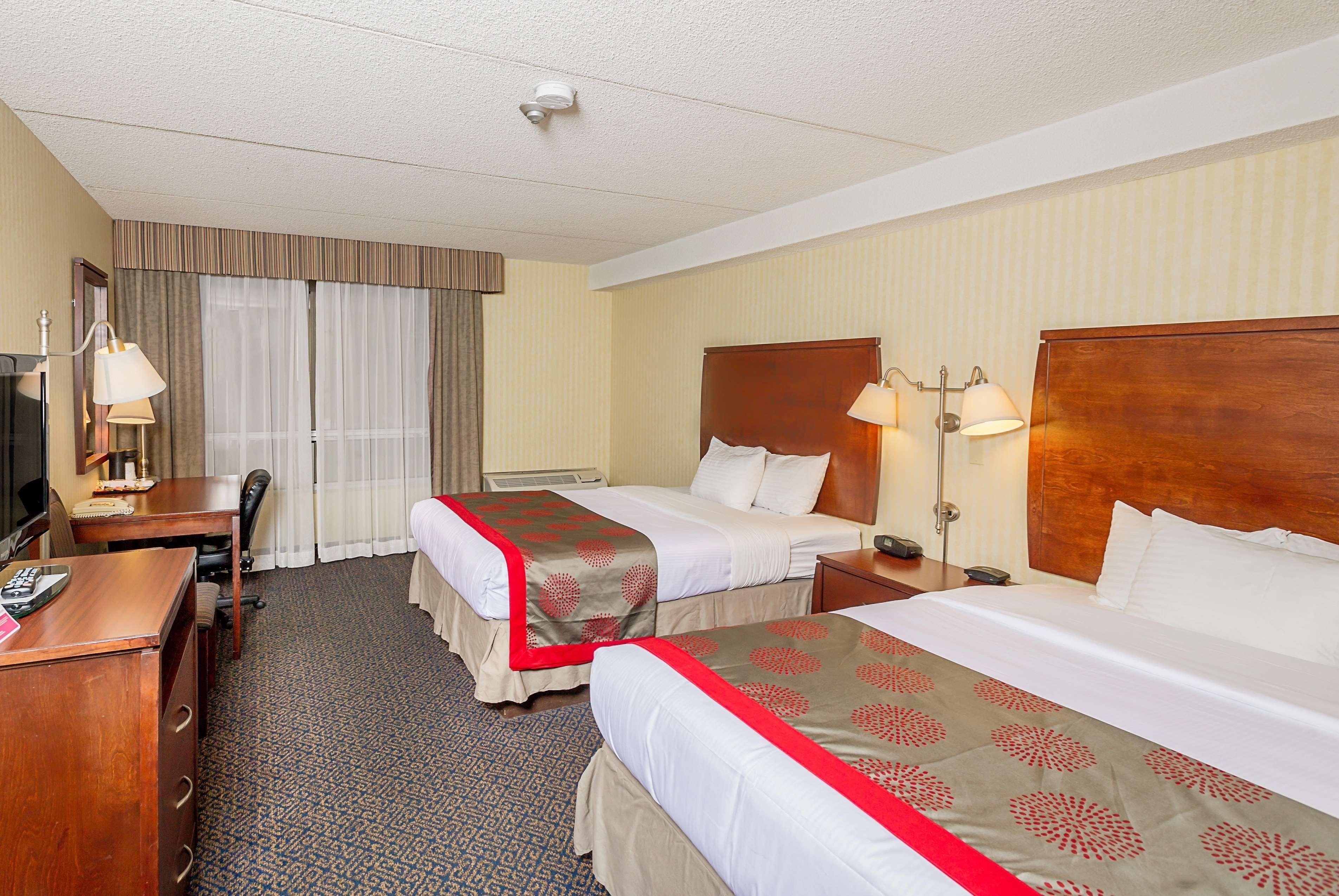 Ramada By Wyndham Niagara Falls By The River Экстерьер фото