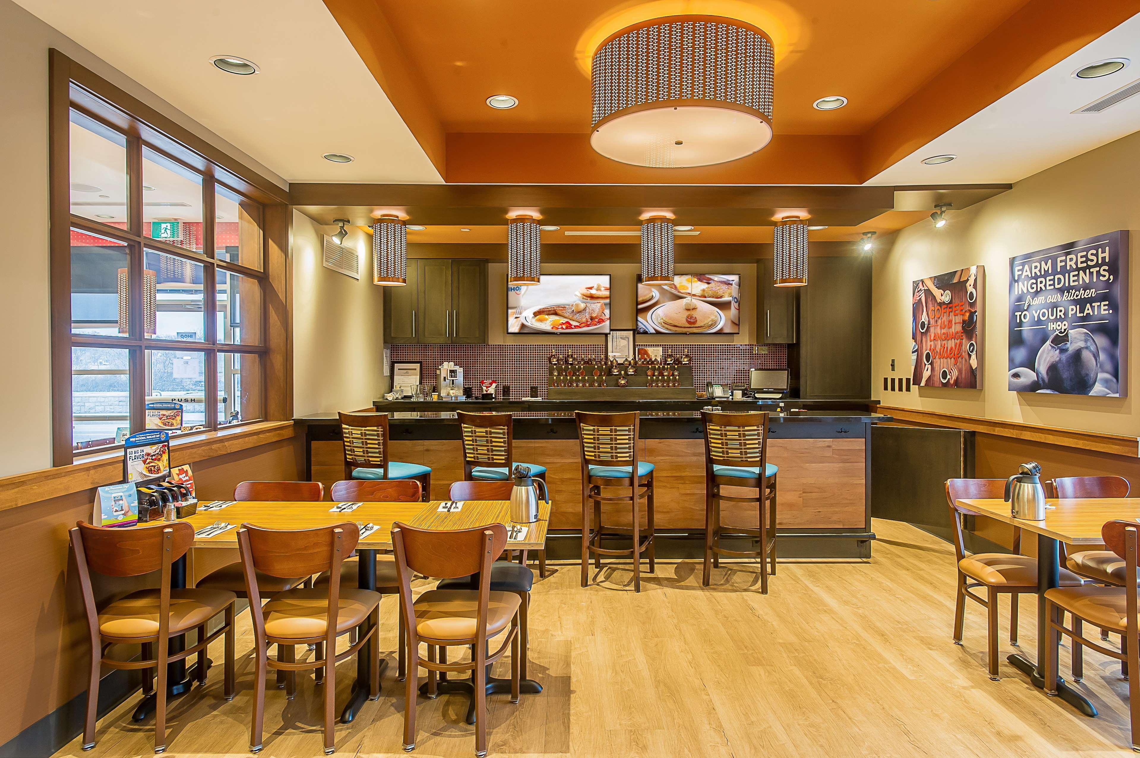 Ramada By Wyndham Niagara Falls By The River Экстерьер фото