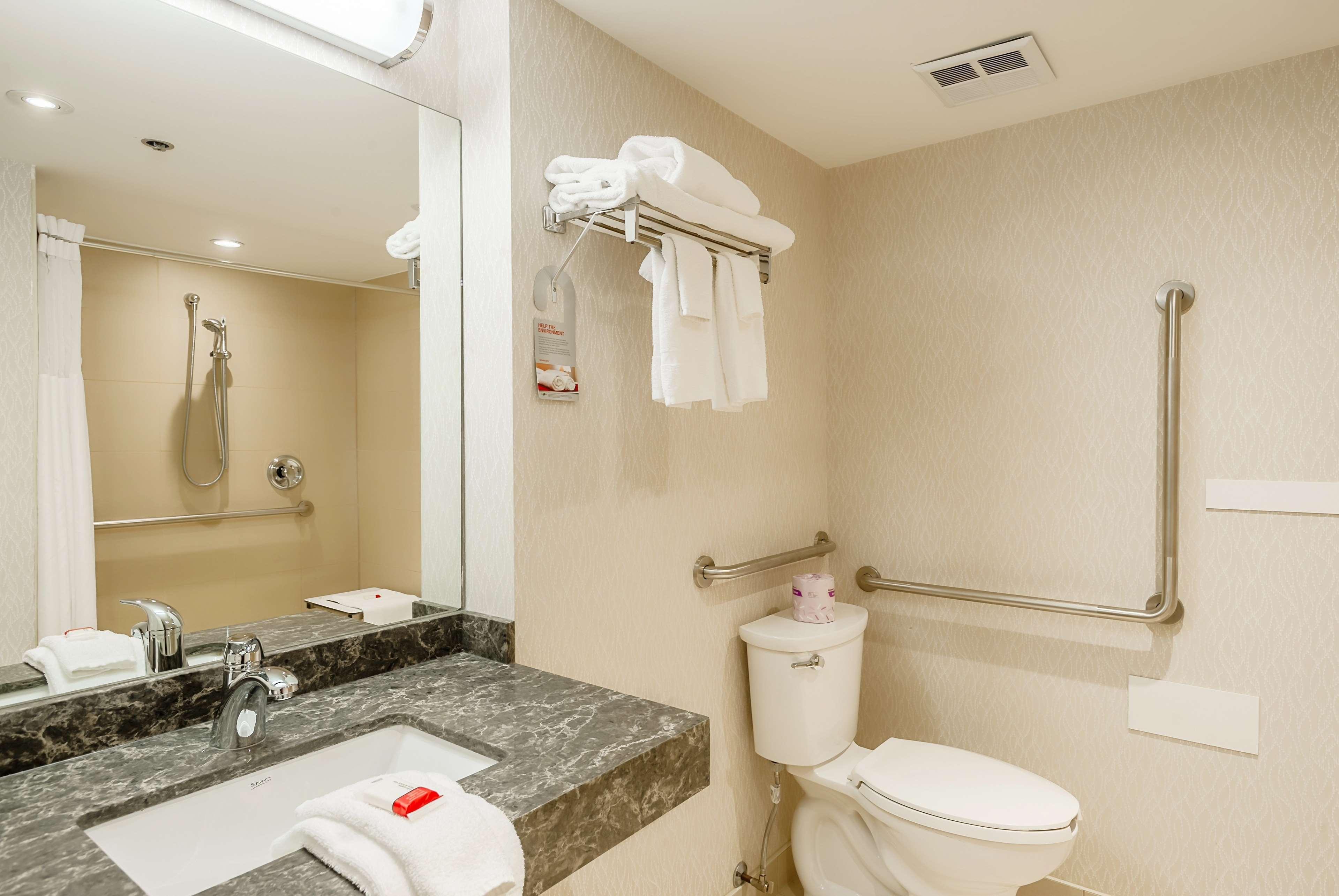 Ramada By Wyndham Niagara Falls By The River Экстерьер фото
