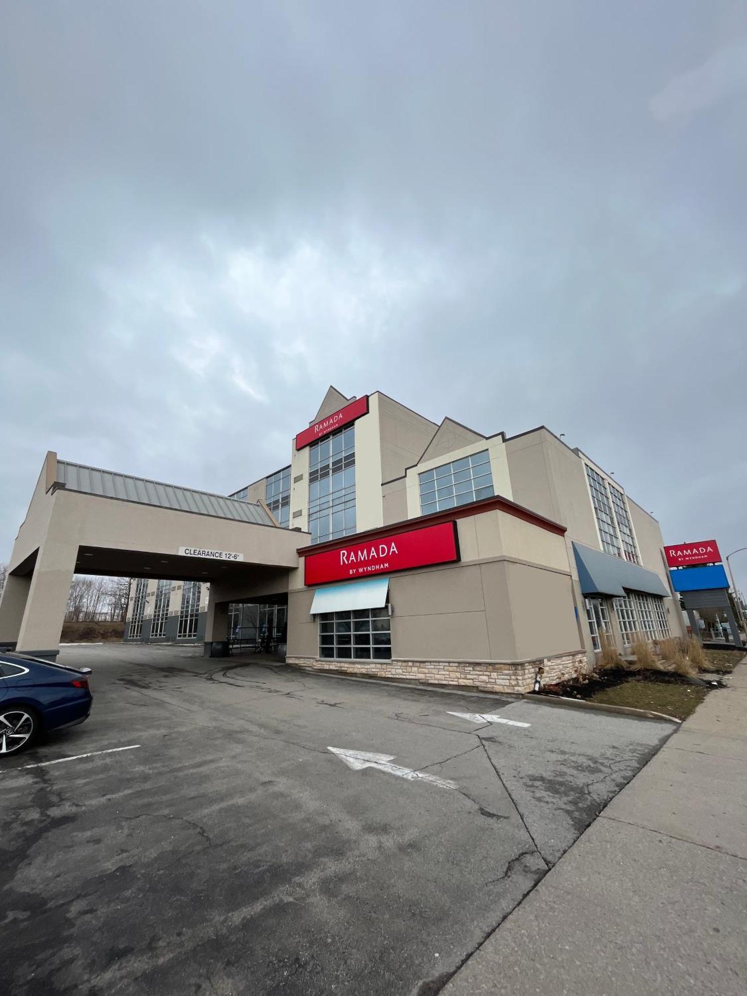Ramada By Wyndham Niagara Falls By The River Экстерьер фото