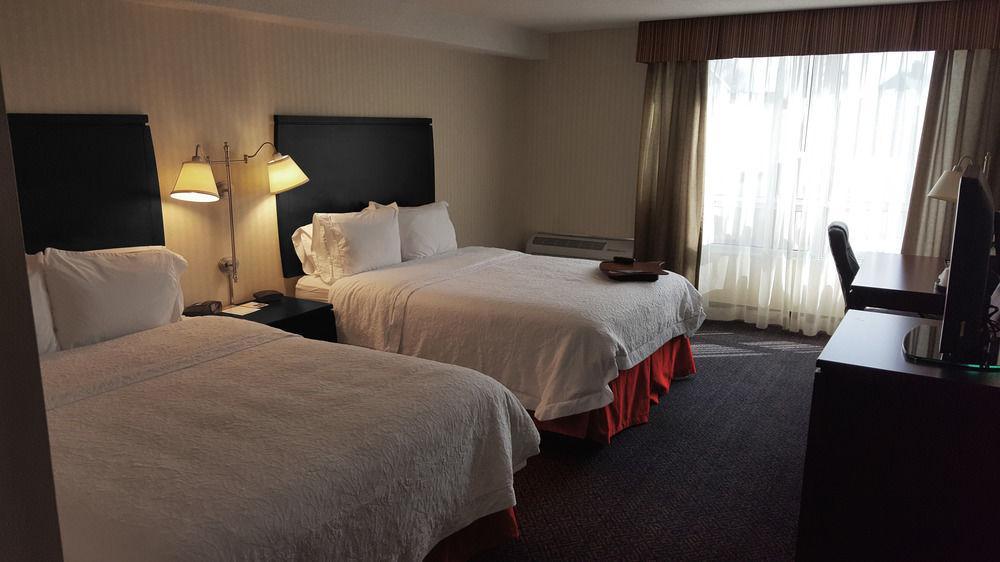 Ramada By Wyndham Niagara Falls By The River Экстерьер фото