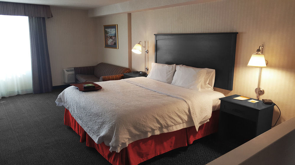 Ramada By Wyndham Niagara Falls By The River Экстерьер фото