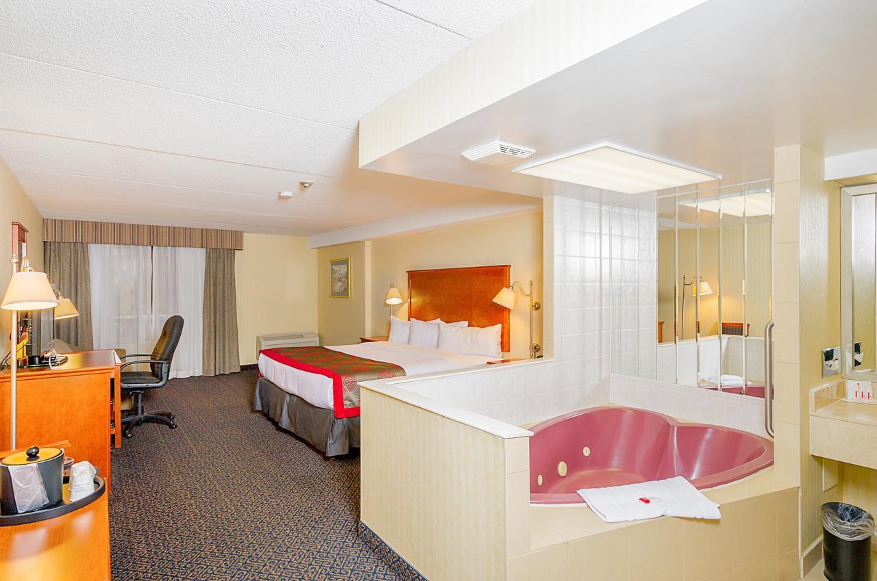 Ramada By Wyndham Niagara Falls By The River Экстерьер фото