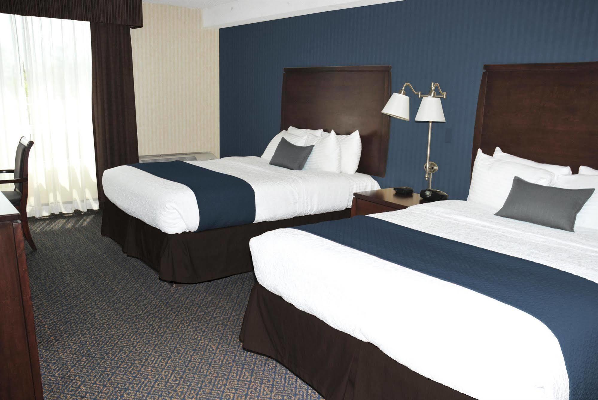 Ramada By Wyndham Niagara Falls By The River Экстерьер фото